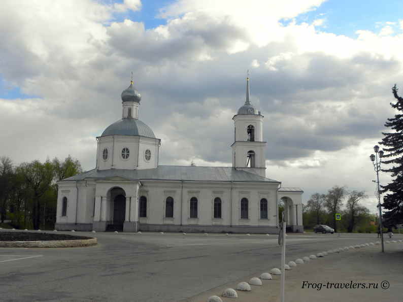 Троицкий собор на северном берегу реки Великой