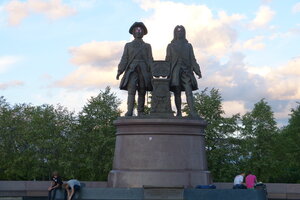 Памятник Татищеву и Генису