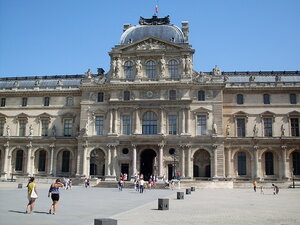 Одно из зданий Лувра