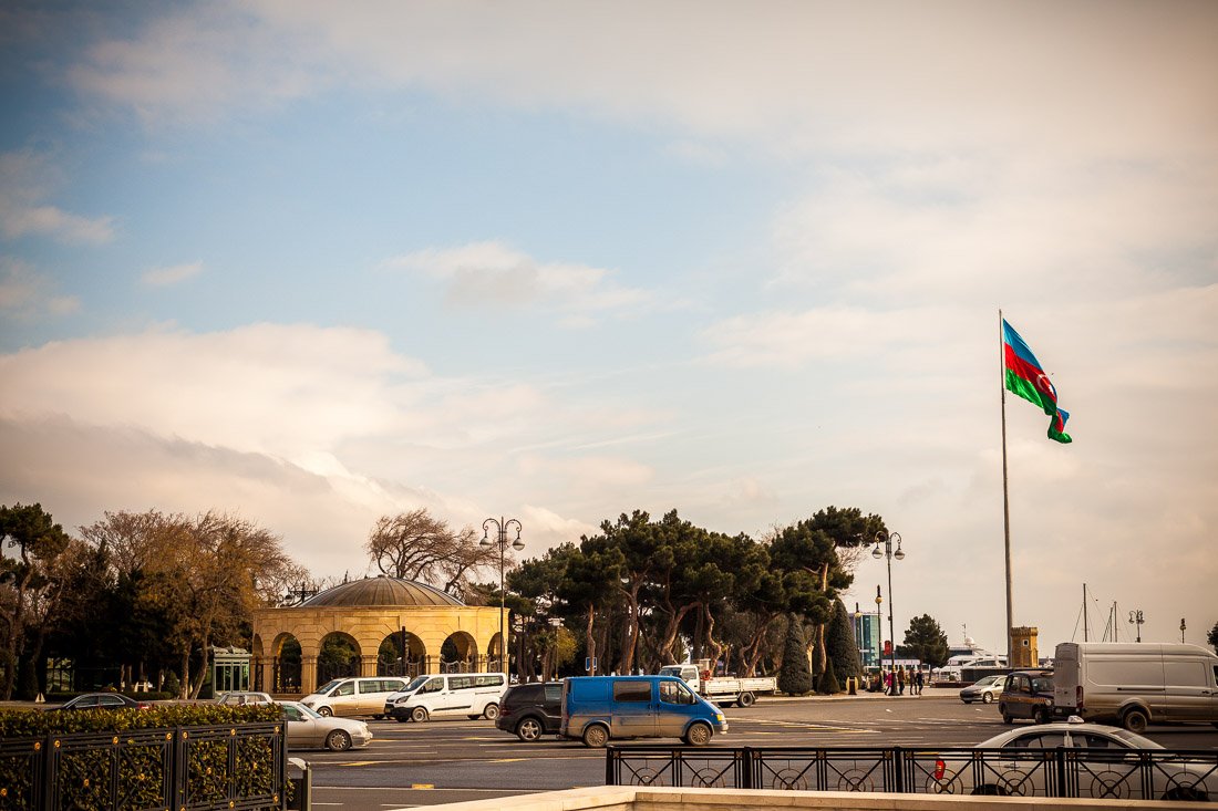 Флаг Азербайджана на проспекте Нефтяников в Баку