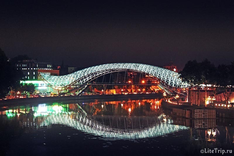 Грузия. Тбилиси. Стеклянный мост Мира ночью.