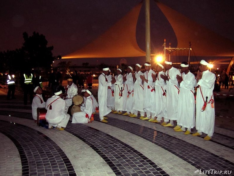ОАЭ. Дубай - этнические танцы во дворе.