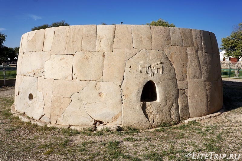 ОАЭ. Аль Айн - археологические сады Хили, древняя гробница.