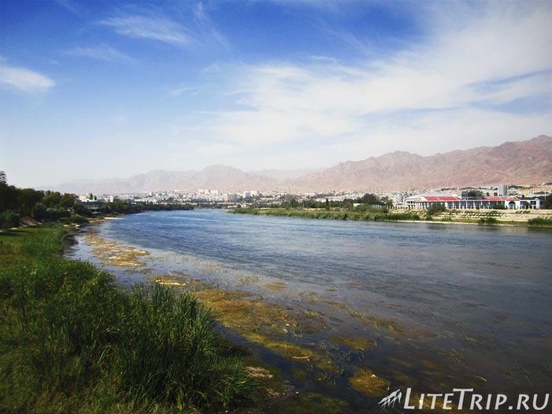 Таджикистан. Худжанд. Река Сырдарья.