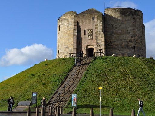 castles_in_york_cliffords_tower_external