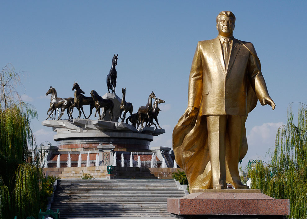 Один из многих золотых памятников Сапармурату Ниязову