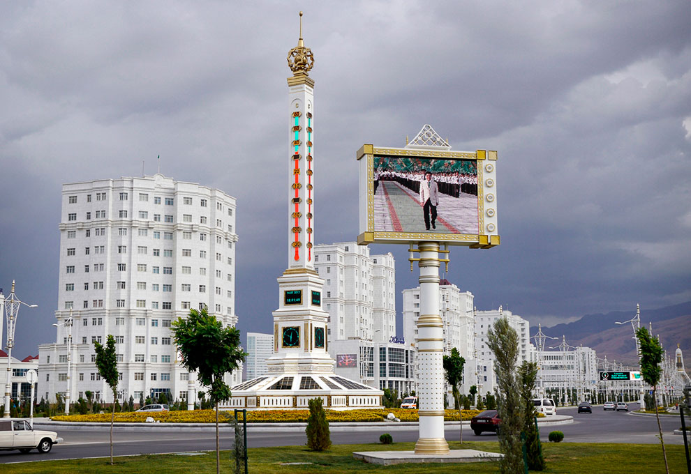 Гигантский термометр в центре Ашхабада и экран, на котором транслируются официальные церемонии