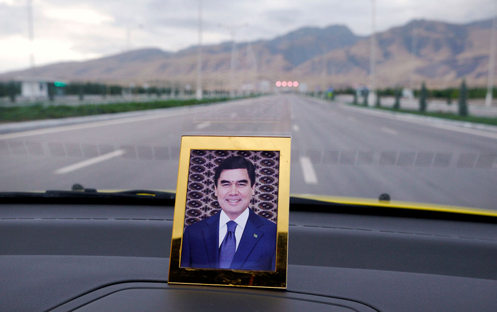 Портрет текущий президент Гурбангулы Бердымухамедова на приборной панели в такси