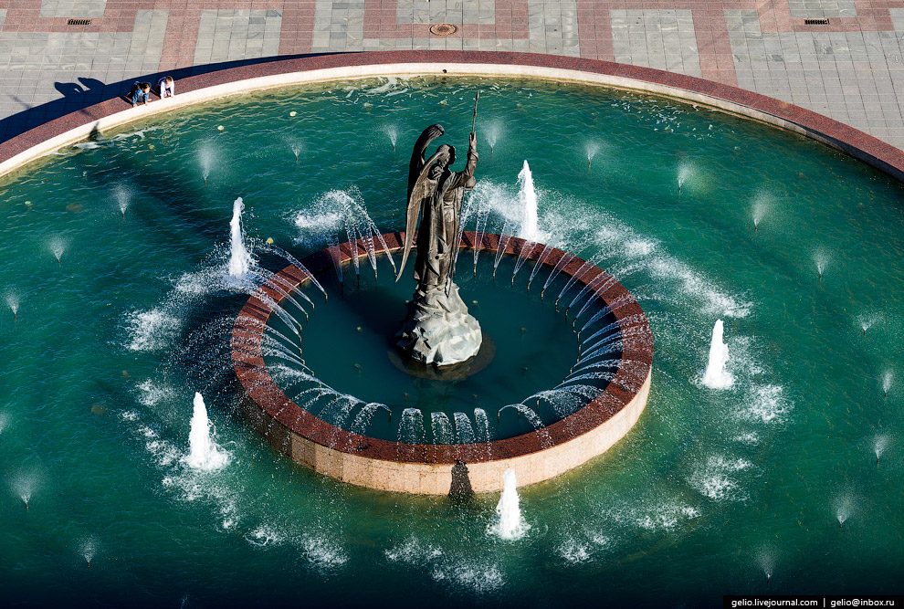 Самый большой в городе фонтан с 6-метровой бронзовой фигурой архангела Гавриила