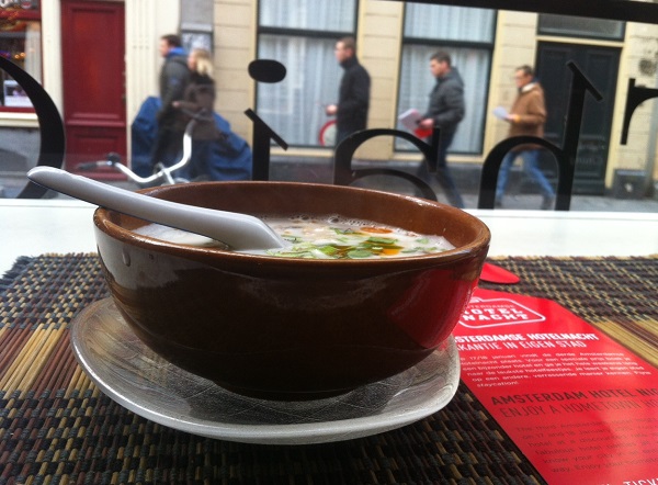 Тайский суп в кафе Jasmine Thai, Zeedijk, Amsterdam