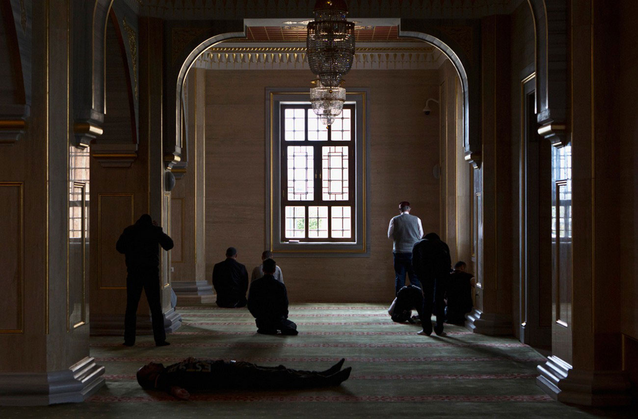 мусульмане в ожидании молитвы