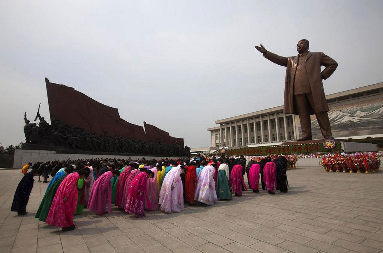 памятник Ким Ир Сену на холме Мансу