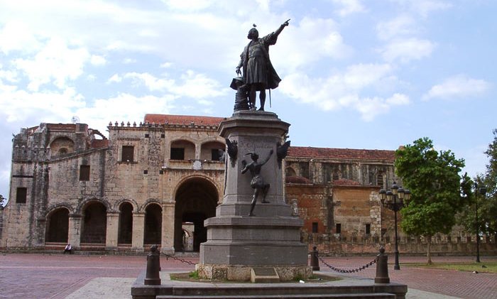 Памятник Колумбу в столице Доминиканы