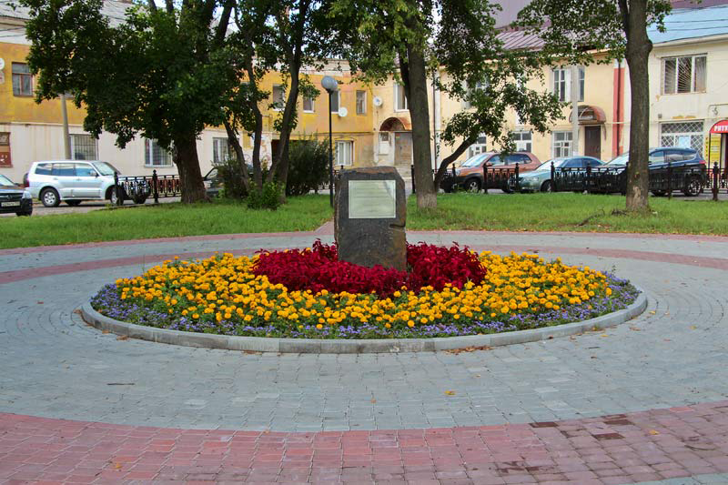 Камень на месте Собора Александра Невского