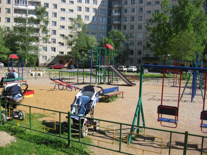 Двор, детская площадка