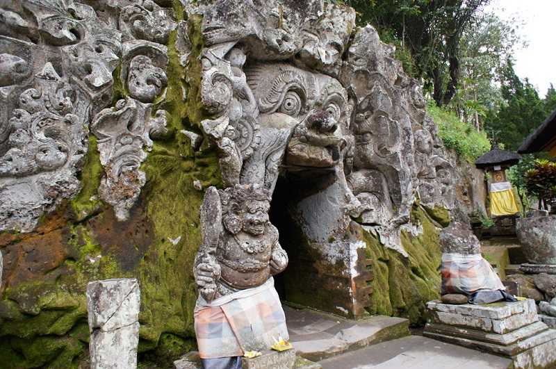 Город Убуд на Бали Слоновья пещера