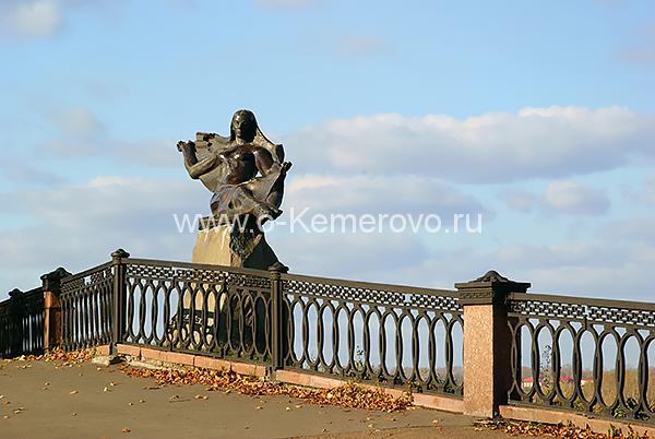 Памятник реке Томь на набережной в г.Кемерово