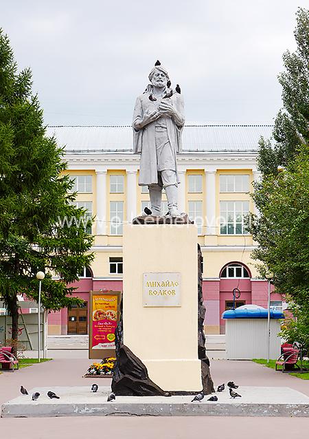 Памятник Михайле Волкову