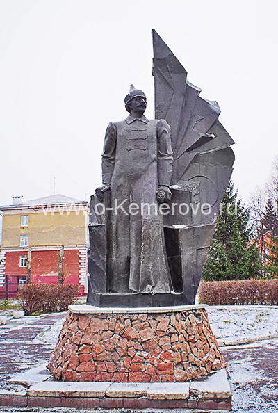 Памятник С.Орджоникидзе возле гимназии №1