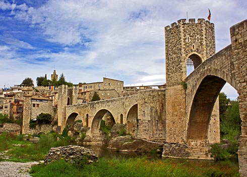 Крепостной мост города Бесалу