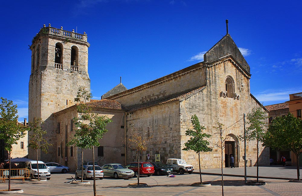 Бесалу. Площадь El Prat de Sant Pere и церковь Святого Петра