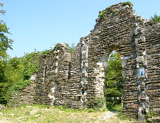 Развалины средневекового храма XVIII в Лоо