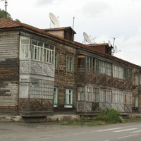 Напротив вокзала ул. Ленина застроена деревянными многоквартиными двухэтажками