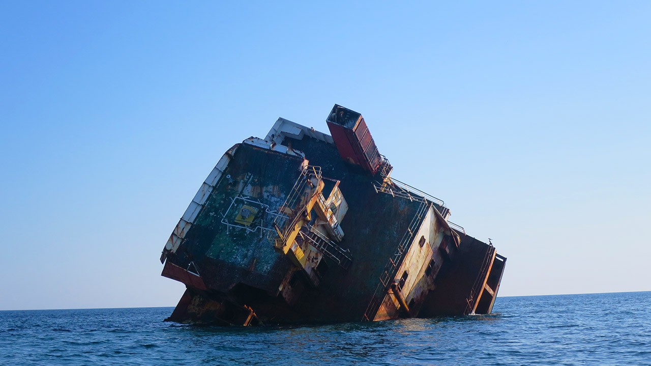 Затонувшее судно у крымского берега