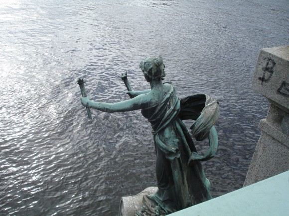 Фото Праги. Скульптура на Чехувом мосту