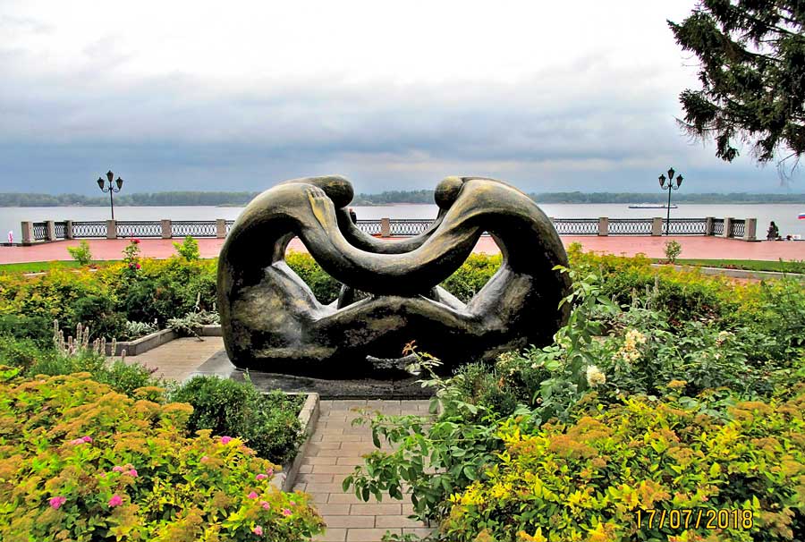 Скульптурная композиция "Колыбель человечества" на самарской Набережной