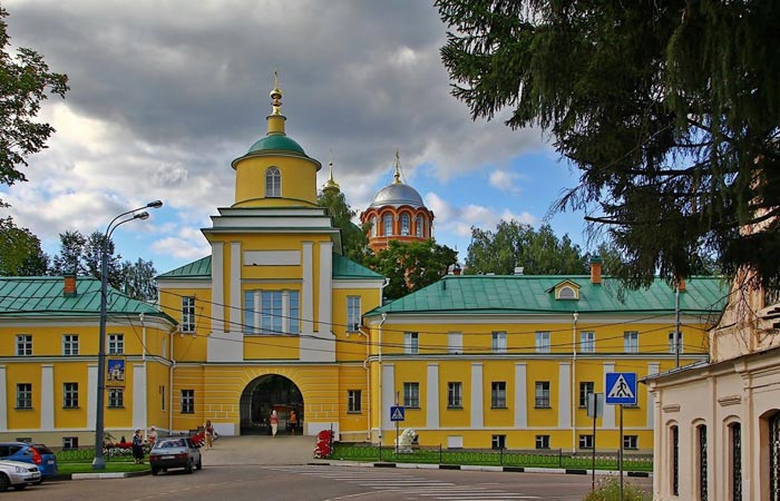 Вход в Хотьковский монастырь