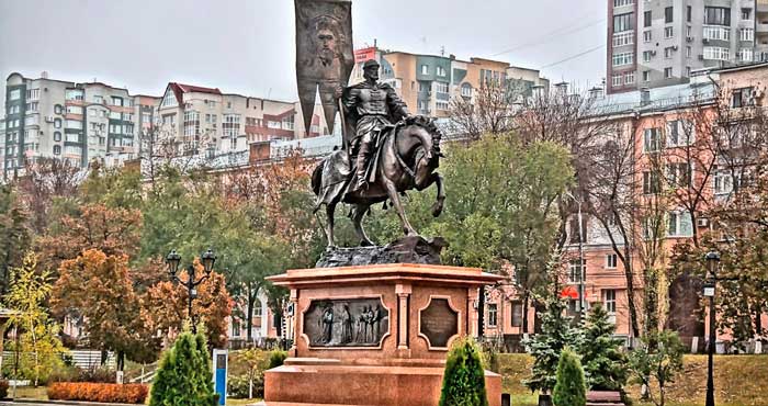 Памятник воеводе Г.Засекину на Орловской набережной в Самаре
