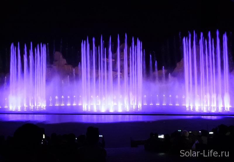 Шоу поющих фонтанов впечатлило. Свет, музыка и взмывающие на огромную высоту струи фонтана очень красиво.