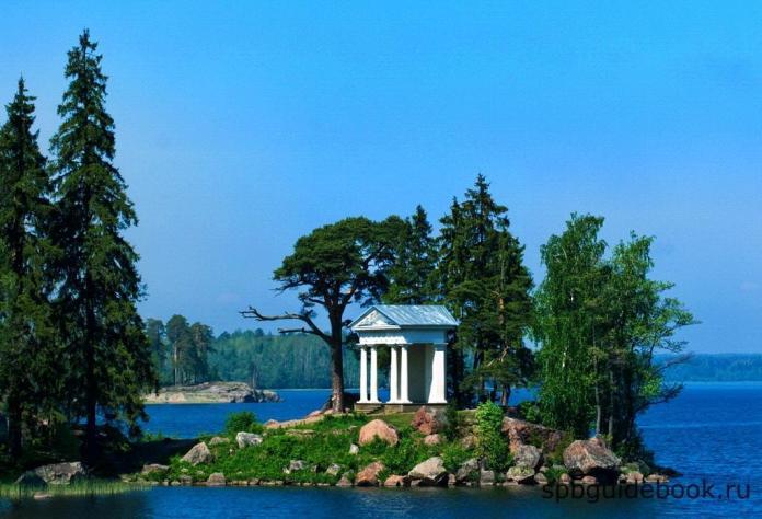 Храм Нептуна в парке 