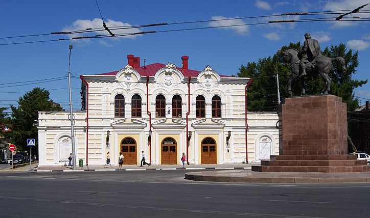 Памятник Олегу Рязанскому Памятник Олегу Рязанскому и Театр на Соборной в Рязани