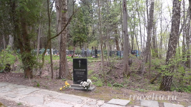 Могила Паустовского на тарусском кладбище