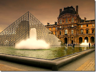 стеклянная пирамида Лувр