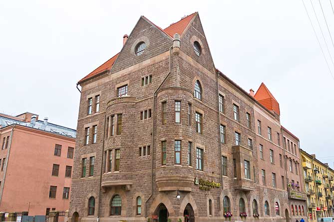 здание в готическом стиле
