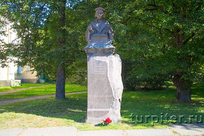 памятник финскому реформатору