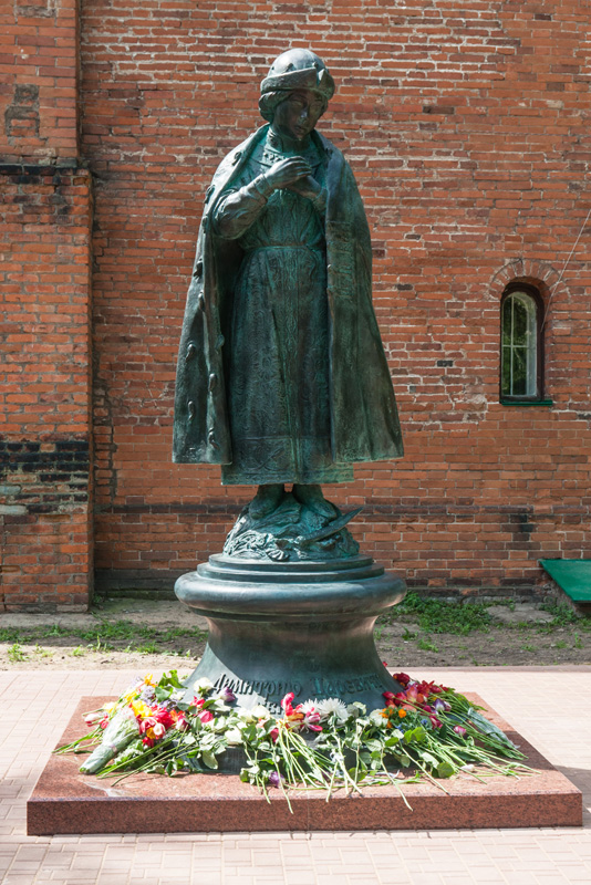 Углич достопримечательности: Памятник невинноубиенному царивичу Дмитрию в Угличе. 