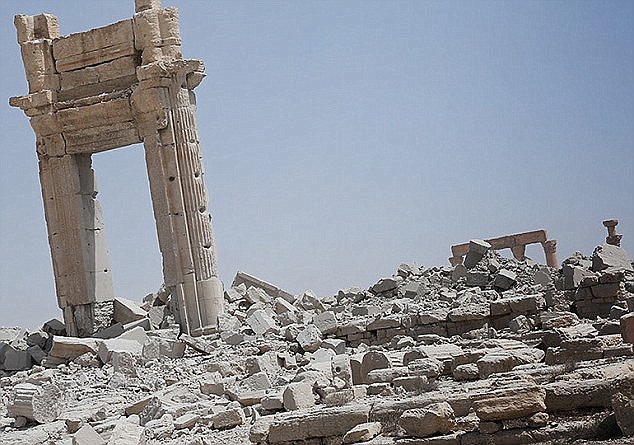 ​Кадр из видео, опубликованного шведскими журналистами, на котором видны руины храма Бела и сохранившийся портал - Пальмира: как гибнут памятники Всемирного наследия | Warspot.ru