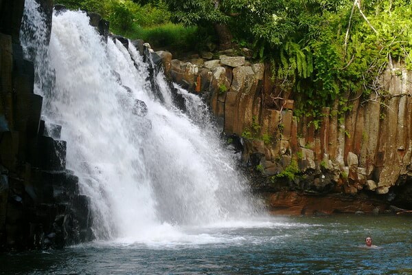 Водопад в национальном парке Чёрной реки на Маврикие