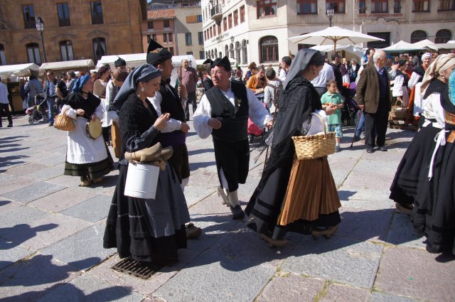 Местные жители в традиционных одеждах, Овьедо, Испания