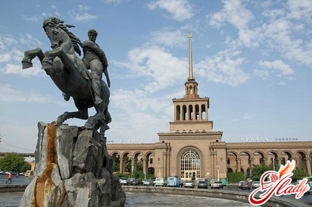 Памятник Давиду Сасунскому — герою армянских эпосов