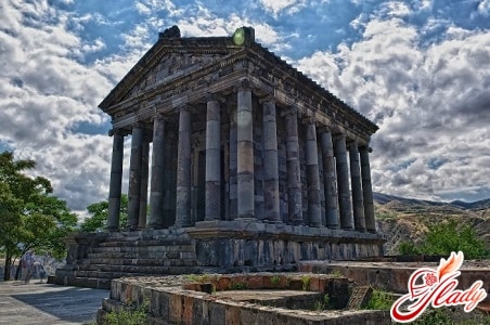Языческий (древнегреческий, восстановленный) храм Гарни