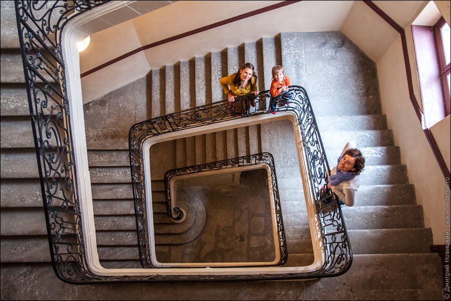 Фотосессия на винтовой лестнице