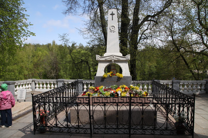 Могила Пушкина, памятник на могиле Пушкина