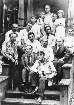 Марк Шагал (впереди) и Нистер (позади) в малаховской колонии для беспризорников