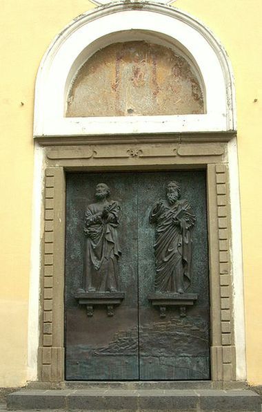 Ворота церкви Петра и Павла с изображением апостолов.