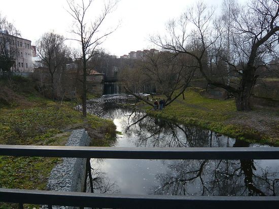 Вид реки Десны в черте города Троицка Московской области и вид плотины на реке рядом с Троицкой камвольной фабрикой